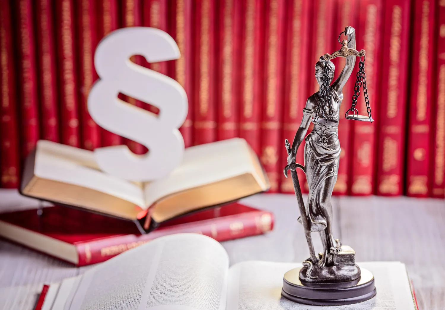 Czy upadłość konsumencka wstrzymuje egzekucję komorniczą?